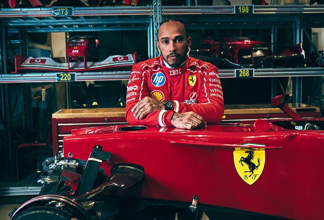 Формула 1: Хэмилтон связал семь звёзд ливреи Ferrari с собст