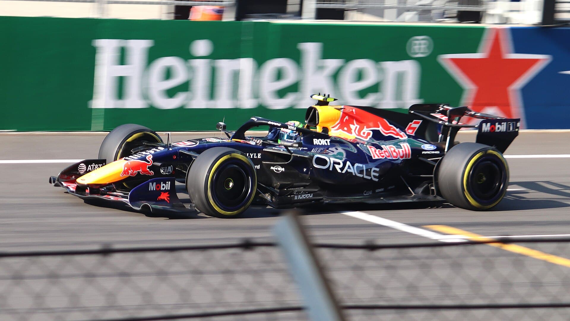 Исак Хаджар за рулём Red Bull, Гран-при Китая 2026 года. Архивное фото.