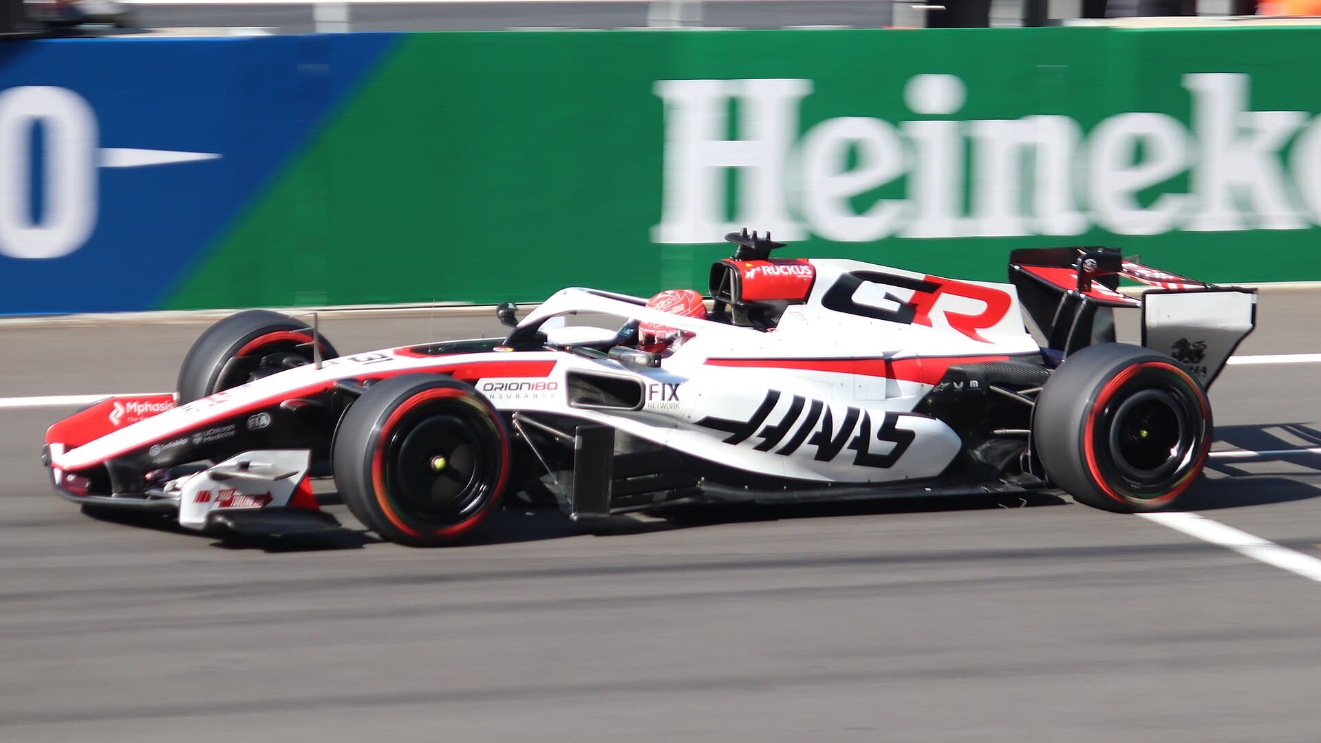 Эстебан Окон за рулём Haas, Гран-при Китая 2026 года. Архивное фото.