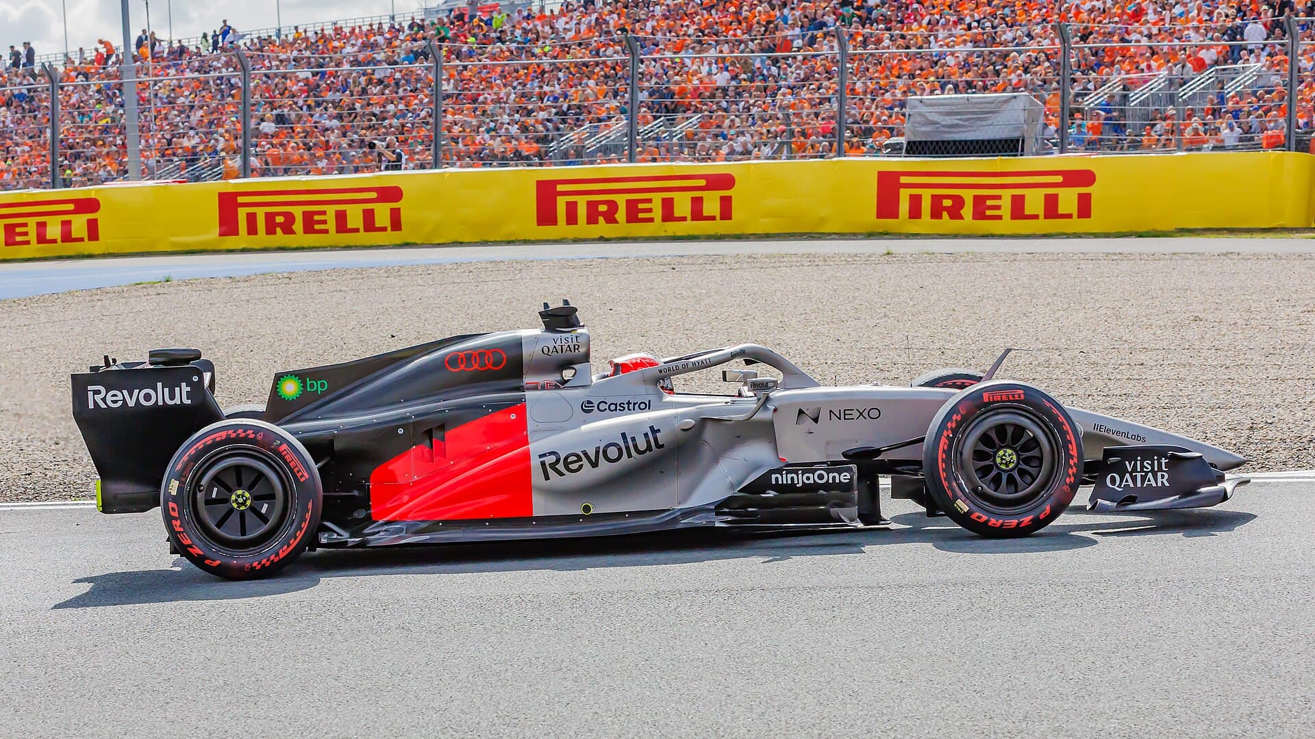 Болид Audi R26, архивный кадр 2026-08-23. Архивное фото.