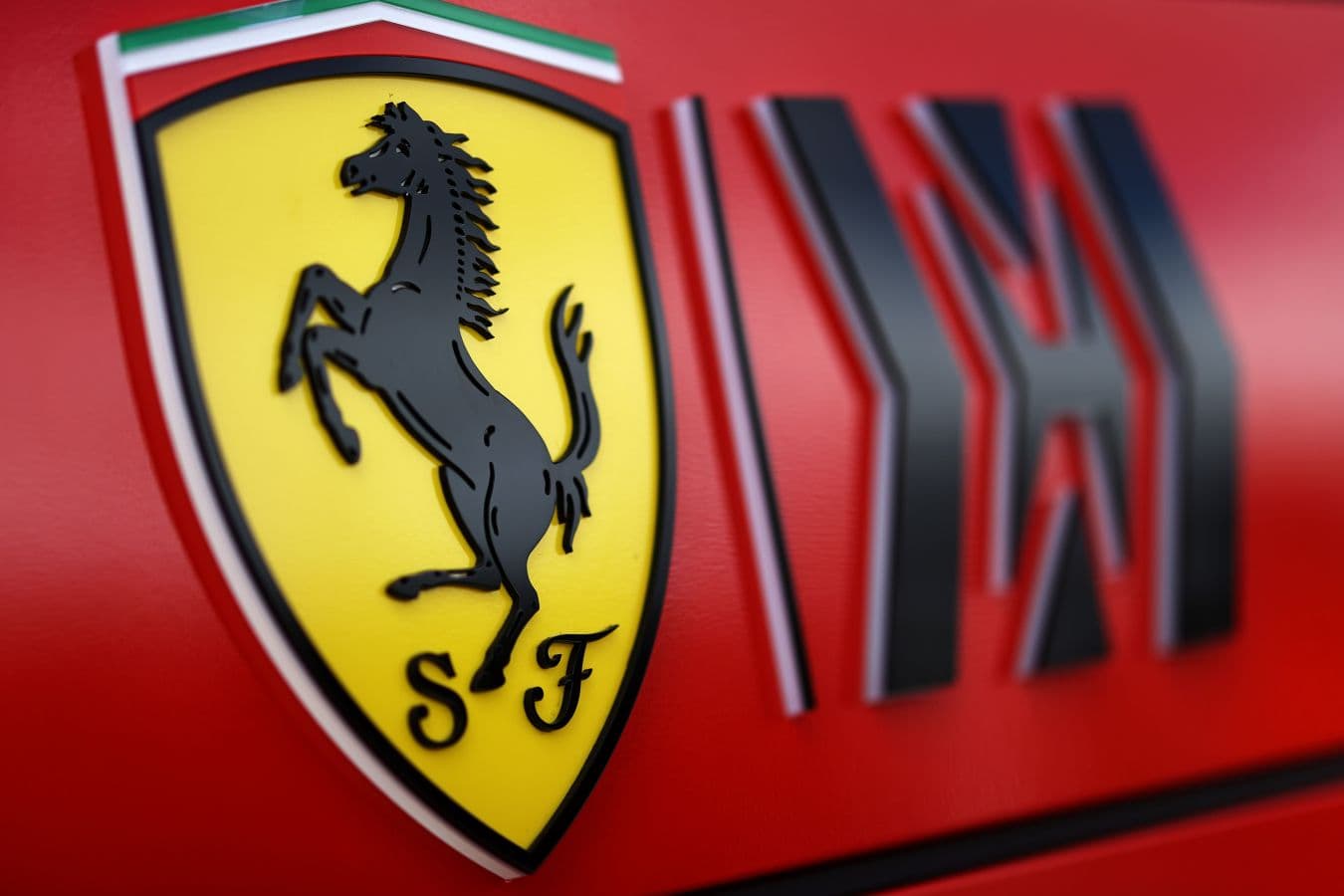 Ferrari сохранит концепцию горячего двигателя на сезон-2027