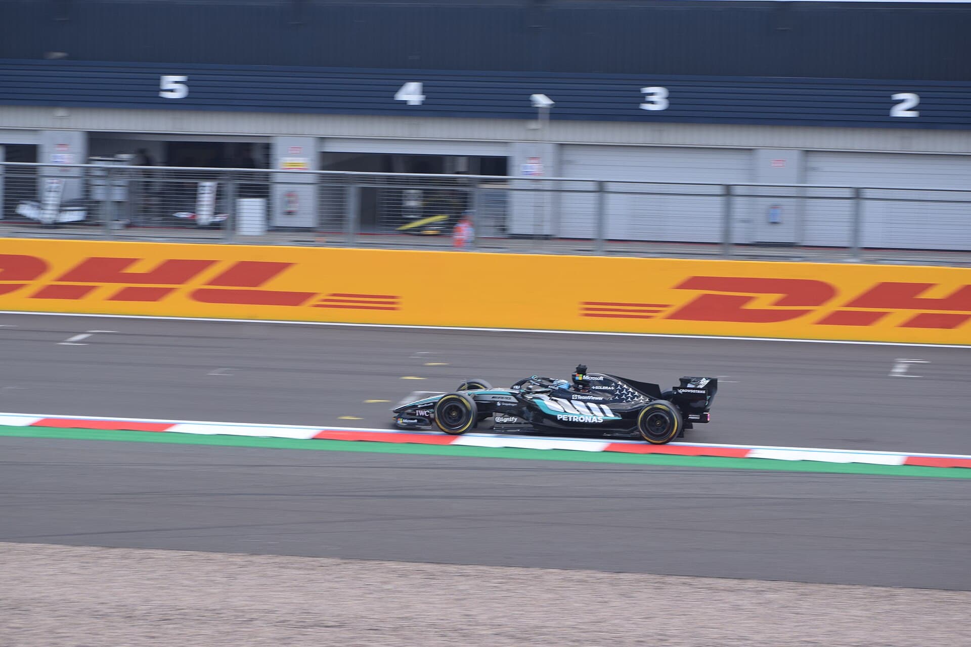 Джордж Расселл за рулём Mercedes-AMG F1 W17 E Performance, архивный кадр 2026-07-05. Архивное фото.