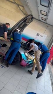 SMP RSKG: автомобиль братьев Праховых в боксах — после контакта возникла утечка охлаждающей жидкости