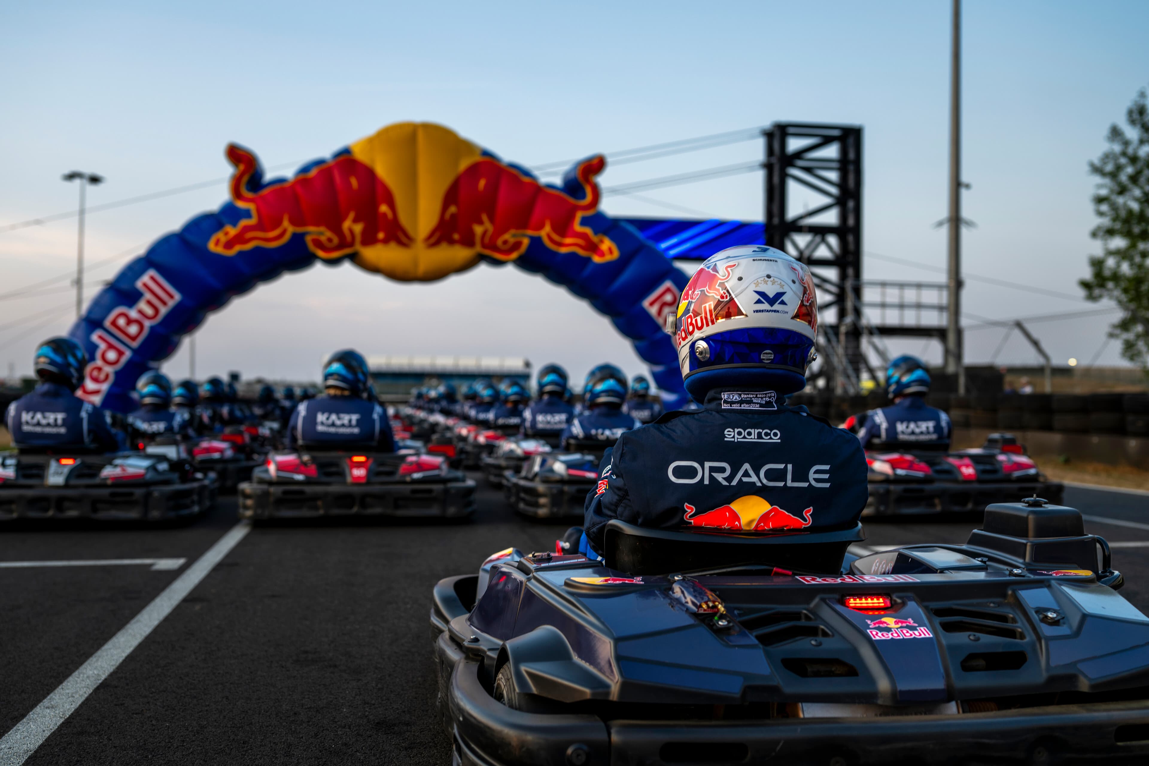 Max vs. 100: пилот Red Bull Racing Ферстаппен стартует последним в картинговой гонке в Сильверстоуне