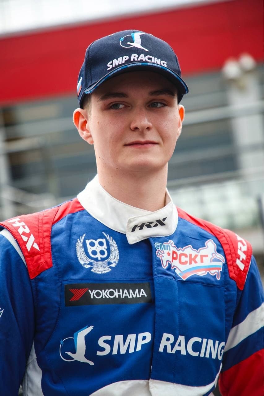 SMP Racing: пилот программы и симрейсер Константин Сугробов отмечает 20-летие