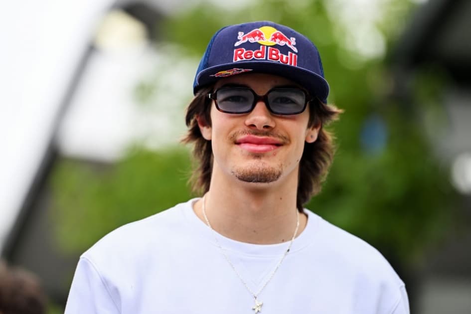 Формула-2. Фестиваль скорости в Гудвуде. Юниор Red Bull допустил ошибку на машине Mercedes GT3