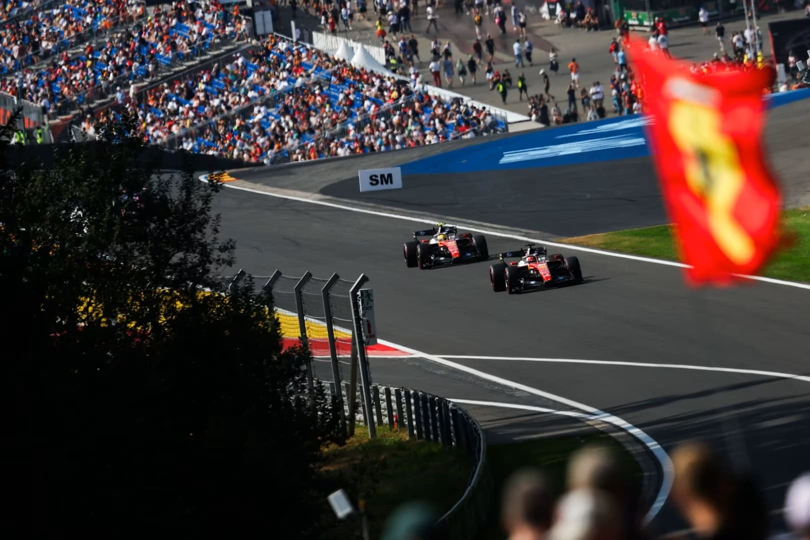 В Ferrari конфликт между Хэмилтоном и Леклером